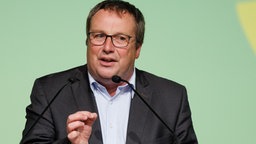 Oliver Krischer, Minister für Umwelt, Naturschutz und Verkehr des Landes Nordrhein-Westfalen, spricht beim Landesparteitag von Bündnis 90/Die Grünen Nordrhein-Westfalen in der Halle Münsterland.