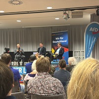 Der ultrarechte Verleger Götz Kubitschek (l.) im Gespräch auf einem Podium mit den Düsseldorfer AfD-Chef Elmar Salinger und dem AfD-OB-Kandidaten in Düsseldorf, Claus-Henning Gahr
