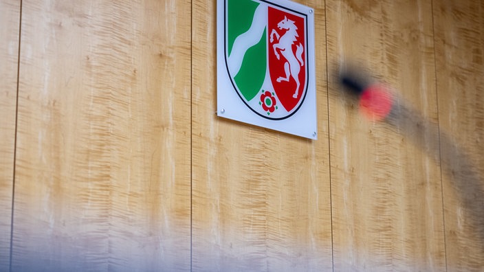 NRW-Wappen im Sitzungssaal des OVG-Münsters, in dem auch der Landesverfassungsgerichtshof tagt