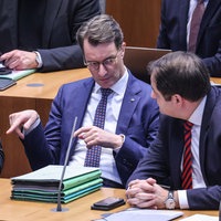 Ministerpräsident Hendrik Wüst spricht im Landtag mit Finanzminister Marcus Optendrenk und Nathanael Liminski, Minister für Bundes- und Europaangelegenheiten