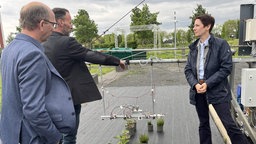Landwirtschaftsministerin Gorißen lässt sich am Earth Observation Lab der Hochschule Rhein–Waal einen digitalen Gieswagen demonstrieren