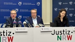 Minister Benjamin Limbach und Oliver Krischer (Grüne) und Oberstaatsanwältin Britta Affeldt