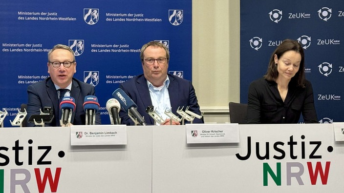 Minister Benjamin Limbach und Oliver Krischer (Grüne) und Oberstaatsanwältin Britta Affeldt