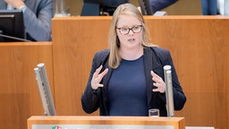 Lisa Kapteinat (SPD) spricht im Plenum des Landtags 2020