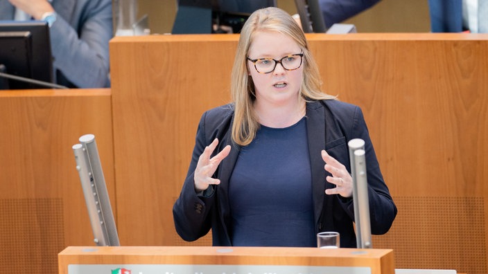 Lisa Kapteinat (SPD) spricht im Plenum des Landtags 2020