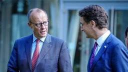 Friedrich Merz spricht mit Hendrik Wüst