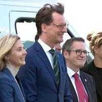 Pressekonferenz Microsoft in Elsdorf, unter anderem mit Digitalministerin Ina Scharrenbach, Microsoft-Chefin Marianne Janik, NRW-Ministerpräsident Hendrik Wüst, Wirtschaftsministerin Mona Neubaur