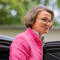 Ina Scharrenbach (CDU), Ministerin für Heimat, Kommunales, Bau und Gleichstellung, steigt aus einem Auto aus