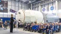 Keynote von NRW Wirtschaftsministerin Mona NEUBAUR Die Grünen - Die erste SpaceTech.NRW-Raumfahrtkonferenz fand in Köln statt. 