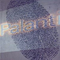 Fingerabdruck mit Beamer an die Wand geworfen, Schriftzug Palantir davor