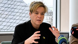 Wirtschaftsministerin Mona Neubaur (Grüne) bei der Vorstellung des Konjunkturberichts