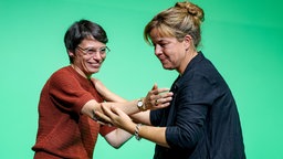 20.06.2026, Nordrhein-Westfalen, Troisdorf: Josefine Paul und Mona Neubaur stehen beim Landesparteitag auf der Bühne.