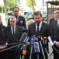 Hendrik Wüst (CDU, r), Ministerpräsident von Nordrhein-Westfalen, Solinger Oberbürgermeister Tim Kurzbach (2.v.r., SPD) , Herbert Reul (CDU, 2.v.l.), Innenminister von Nordrhein-Westfalen, und stellvertretende NRW-Ministerpräsidentin Mona Neubaur