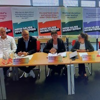 Pressekonferenz zur Kampagne "NRW muss investieren" mit Gabriele Schmidt, Kirsten Schwenke, Lisa-Kristin Kapteina, Michael Rosellen und Martin Murrack sitzen vor den Mikrofonen am Tisch.