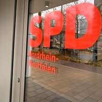 Die Eingangstür der Parteizentrale der NRW-SPD in Düsseldorf