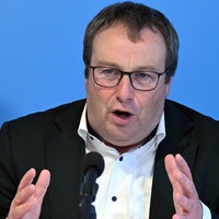 10.10.2024, Nordrhein-Westfalen, Duisburg: Oliver Krischer, (Bündnis 90/Die Grünen), Minister für Umwelt, Naturschutz und Verkehr des Landes Nordrhein-Westfalen spricht bei einer Pressekonferenz