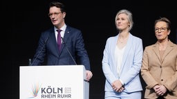 Ministerpräsident Hendrik Wüst (CDU), Britta Heidemann, ehemalige Fechterin, und Isabell Werth, Dressurreiterin, beim Start der Kampagne für die Olympia-Bewerbung der Region Rhein-Ruhr in Köln.