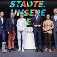 Markus Rehm, paralympischer Sportler, Peer Steinbrück, ehem. NRW-Ministerpräsident, Britta Heidemann, ehemalige Fechterin, Ministerpräsident Hendrik Wüst (CDU), Isabell Werth, Dressurreiterin, und Sebastian Schulte bei einer Pressekonferenz zu Olympia.