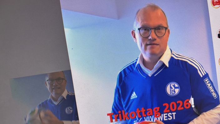 FC-Köln-Anhänger Jochen Ott (SPD) im Schalke-Trikot