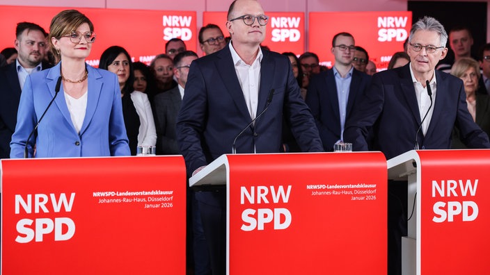 Jochen Ott (M), Spitzenkandidat der SPD für die Landtagswahl, steht neben Sarah Philipp (l) und Achim Post (r), beide Landesvorsitzende, während einer Pressekonferenz.