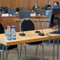 Ein Tisch mit Bildschirm und Mikrofonen steht in der Mitte des Fraktionssaals der SPD im Landtag 