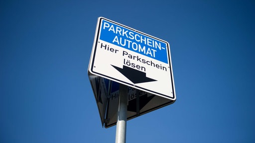 Ein Schild weist auf einen Parkscheinautomaten hin.