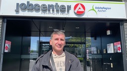Patrick Schlosinski vor dem Jobcenter StädteRegion Aachen