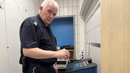 Peter Schönenberg aus der Sicherheitsgruppe der JVA Rheinbach am Ionenscanner