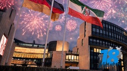 Bildcollage von Feuerwerk, dass über dem Landtag leuchtet
