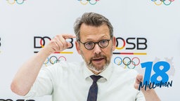 Otto Fricke, Vorstandsvorsitzender des Deutschen Olympischen Sportbundes (DOSB), sitzt bei einem Pressegespräch. 