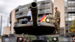 Rekruten der Bundeswehr stehen auf der Wiese vor dem NRW Landtag in Uniform, Im Hintergrund stehen Zuschauer.