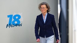 Ina Scharrenbach geht mit Handtasche in der Hand, eingeblendet das Logo des Podcasts 18 Millionen
