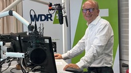 Landtagspräsident André Kuper im WDR-Studio für ein Interview für 18 Millionen