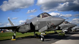  F-35 Tarnkappenjets der Rüstungsschmiede Lockheed Martin aus den USA mit einem Radargerät des Rüstungsunternehmens Hensoldt sind bei der Raumfahrtausstellung (ILA) ausgestellt. 