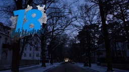 Dunkle Straße mit Schnee während des Stromausfalls