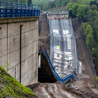 Nach der erfolgreichen Sprengung liegt die Rahmedetalbrücke auf dem Boden, Teile der Fahrbahn sind zu sehen. Am Tag nach der Sprengung der Talbrücke Rahmede an der Autobahn 45 in Lüdenscheid sind die Aufräumarbeiten bereits in Gang gekommen.