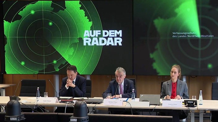 Verfassungsschutz-Chef Jürgen Kayser (links) und Innenminister Herbert Reul (CDU) bei der Vorstellung der Social-Media-Offensive "Auf dem Radar"
