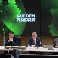 Verfassungsschutz-Chef Jürgen Kayser (links) und Innenminister Herbert Reul (CDU) bei der Vorstellung der Social-Media-Offensive "Auf dem Radar"