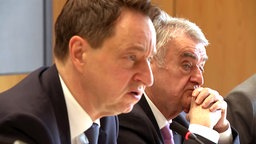 Verfassungsschutz-Chef Jürgen Kayser (links) und Innenminister Herbert Reul (CDU) bei der Vorstellung der Social-Media-Offensive "Auf dem Radar"