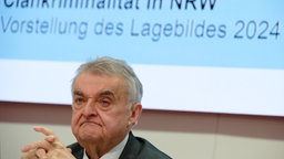 NRW-Innenminister Herbert Reul spricht über das Lagebild der Clankriminalität im Landeskriminalamt