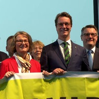 NRW-Wirtschaftsministerin Mona Neubaur (Grüne), NRW-Heimatministerin Ina Scharrenbach (CDU) und NRW-Ministerpräsident Hendrik Wüst (CDU) (v.l.n.r.) nach Unterzeichnung des Vertrages