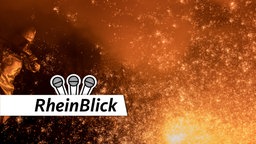 Ein Arbeiter in Schutzkleidung arbeitet an einem grlühenden Stahlofen von ThyssenKrupp