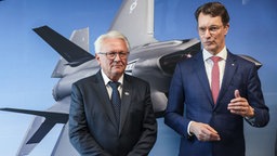 Rheinmetall-Chef Armin Papperger (l) und NRW-Ministerpräsident Hendrik Wüst (CDU) am 1. Juli 2025 in Weeze