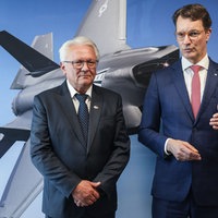 Rheinmetall-Chef Armin Papperger (l) und NRW-Ministerpräsident Hendrik Wüst (CDU) am 1. Juli 2025 in Weeze