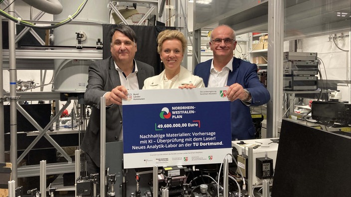 Ina Brandes mit Manfred Bayer (Rektor TU Dortmund) und Martin Paul (Rektor RUB)