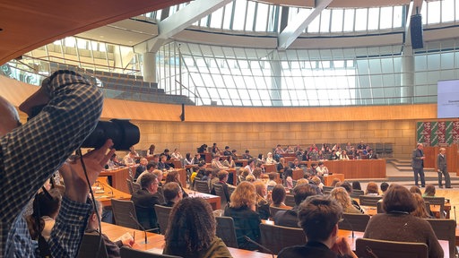 Schüler und Schülerinnen treffen Schulministerin Feller im Landtag
