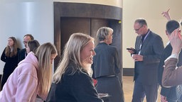 Schüler und Schülerinnen treffen Schulministerin Feller im Landtag