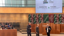 Schüler und Schülerinnen treffen Schulministerin Feller im Landtag