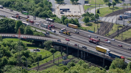 Schwertransporter umgekippt - A4 bei Köln gesperrt