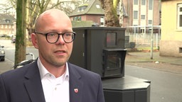 Simon Panke, Bürgermeister der Stadt Dinslaken vor dem städtischen Blitzer